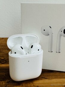 Sluchátka Apple AirPods 2019 s bezdrátovým nabíjením - 6