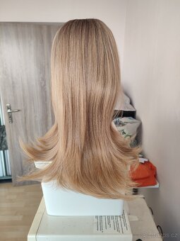 Nová přirozená blond Lacefront paruka s tmavým odrostem - 6