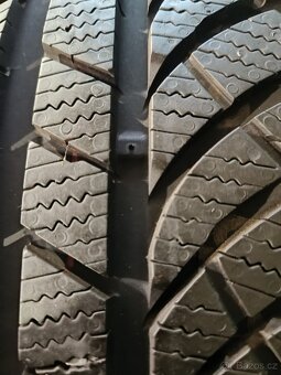 4ks NOVE 225/40/19 Kumho - 6