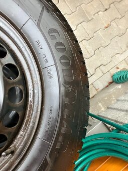 Prodám plechové disky s krásnými pneu 215/65/16 Goodyear - 6