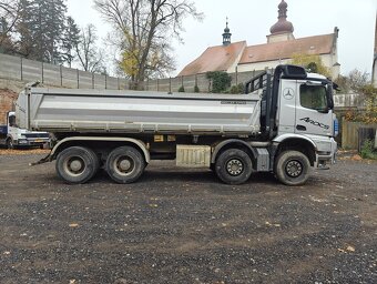 Mercedes Benz AROCS 8x4 třístranný sklápěč. - 6