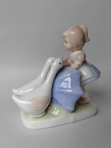 Krásná porcelánová figurka - malá dívce se 2 husami - 6