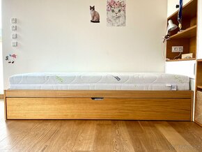 Dřevěná postel s výsuvem včetně 2 matrací - 6