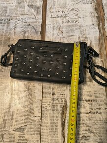 Černá crossbody kabelka se cvočky - 6