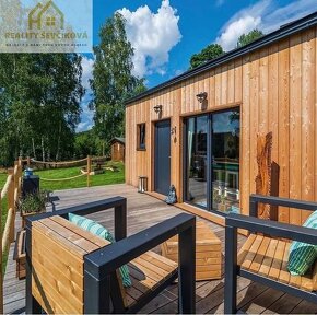 Kompletně zařízený tiny house s terasou v Boho stylu - 6