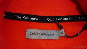 Červené mikinové šaty s rolákem Calvin Klein - 6