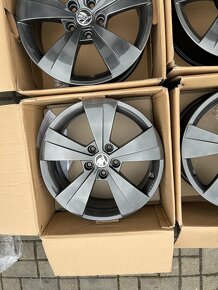 ORIGINÁL Alu Škoda ZEUS R17, 5x112 - TOP STAV - 6