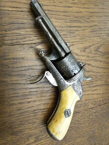 Krasny zdobeny historicky Revolver/ Pistole - 6