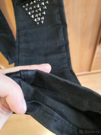 Černé kalhoty - trhané džíny s cvočky - 6