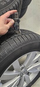 215/60R16 Originální Volkswagen kola se zimní pneu - 6