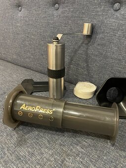 Aeropress s ručním mlýnkem na kávu - 6