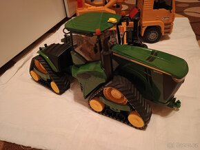 Bruder modely autojeřáb a pásový traktor - 6