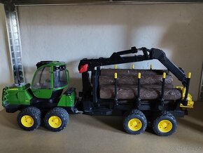 BRUDER 2133 Zelený TRAKTOR JOHN DEERE 1210E lesní traktor s - 6
