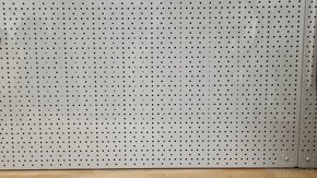 Kovové regály + děrovaná tabule na stěnu - 6