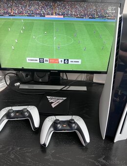 PS5 s mechanikou + 2 ovladače a hra FC24 - 6