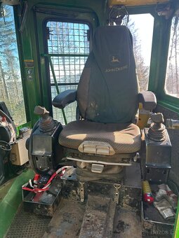 Lesní traktor JOHN DEERE 540G III - 6