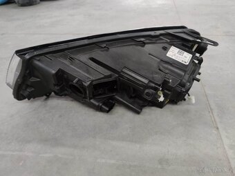 Prave predne svetlo VW Touareg II lift - 6