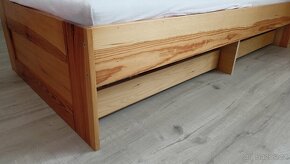 Dřevěná masivní postel se šuplíky, čelem a matrací - 6