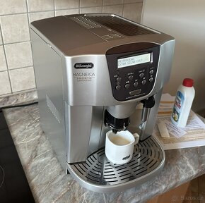 automatický kávovar DELONGHI - JAKO NOVÝ  - - 6