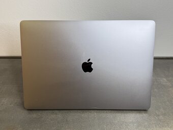 Macbook Pro 16" 2019 / I7 / 16GB / 2TB / Space gray - 6