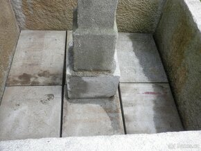 stará kamenná kašna žulová - stírka kaménka koryto - 6