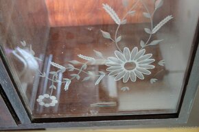 Dřevěná z knihovna se skly leptanými/broušeným květy - 6