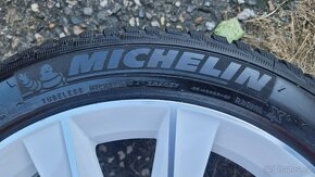 Škoda 5JJ601025 alu kola 17" Savio bílá s pneu Michelin - 6