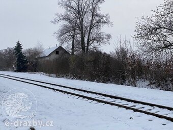 Dražba rodinného domu (na pozemku jiného vlastníka) v obci M - 7