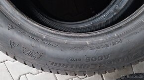 Prodám 2 téměř nové celoroční pneu Bridgestone 215/60/17 - 7