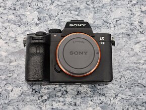 Sony A7II + 32 GB SD a další baterie - 7