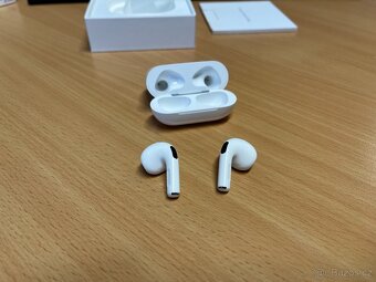 AirPods (3. generace) s Lightning nabíjecím pouzdrem - 7