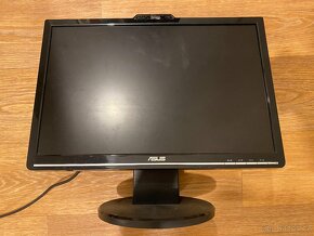 Starý stolní počítač a monitor - 7