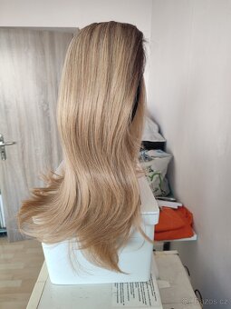 Nová přirozená blond Lacefront paruka s tmavým odrostem - 7