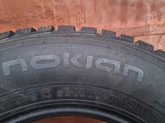 Zimní Nokian 215/70/15C + disky - 7