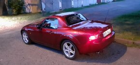 Mazda MX5 - cabrio s pevnou skládací střechou. - 7