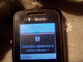 Starší mobilní telefon SAMSUNG - 7