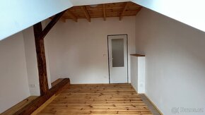 Pronájem podkrovního bytu 3+kk o výměře 74m², dvorek, kolna - 7