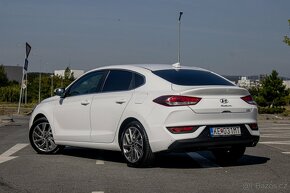 Hyundai i30 Fastback 1.6 CRDi 136 Family 7DCT - 7