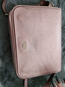 GUESS Crossbody růžová kabelka, jako nová + dustbag - 7