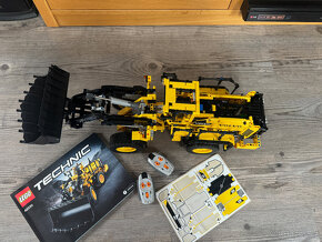 Lego Technic VOLVO bagr 42030 na ovládání - 7