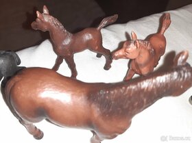 43.Schleich Hanoverská klisna, její hříbě a hříbě Percheróna - 7