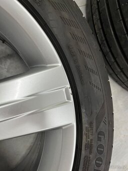 Prodám alu Volkswagen 5x112 r17 letní pneu 235/45/17 - 7