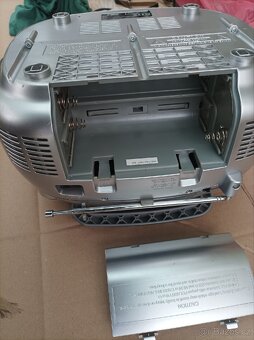 RADIO 12 V. 220 V - 7