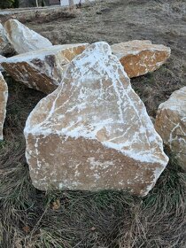 Okrasný kámen krystalický vápenec některé s hesonity - 7
