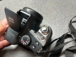 FUJIFILM FinePix S8000 - 7