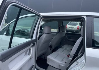 Prodám Volkswagen Touran 1.6 FSI  85 KW 143 000KM - 7