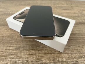 Apple iPhone 15 Pro 256 GB Přírodní Titan - 7