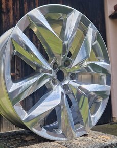 5x112 vw TOUAREG lll a TIGUAN ll R20 chrom ZÁNOVNI STAV - 7