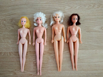 Oblečení, doplňky a šperky na Barbie + 4 panenky Barbie - 7