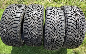 Zánovní zimní pneu Kumho Wintercraft 245/45/19 - 7